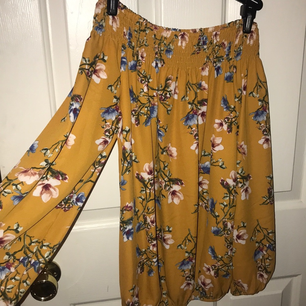 Sinched sleeve top. Yellow with floral print